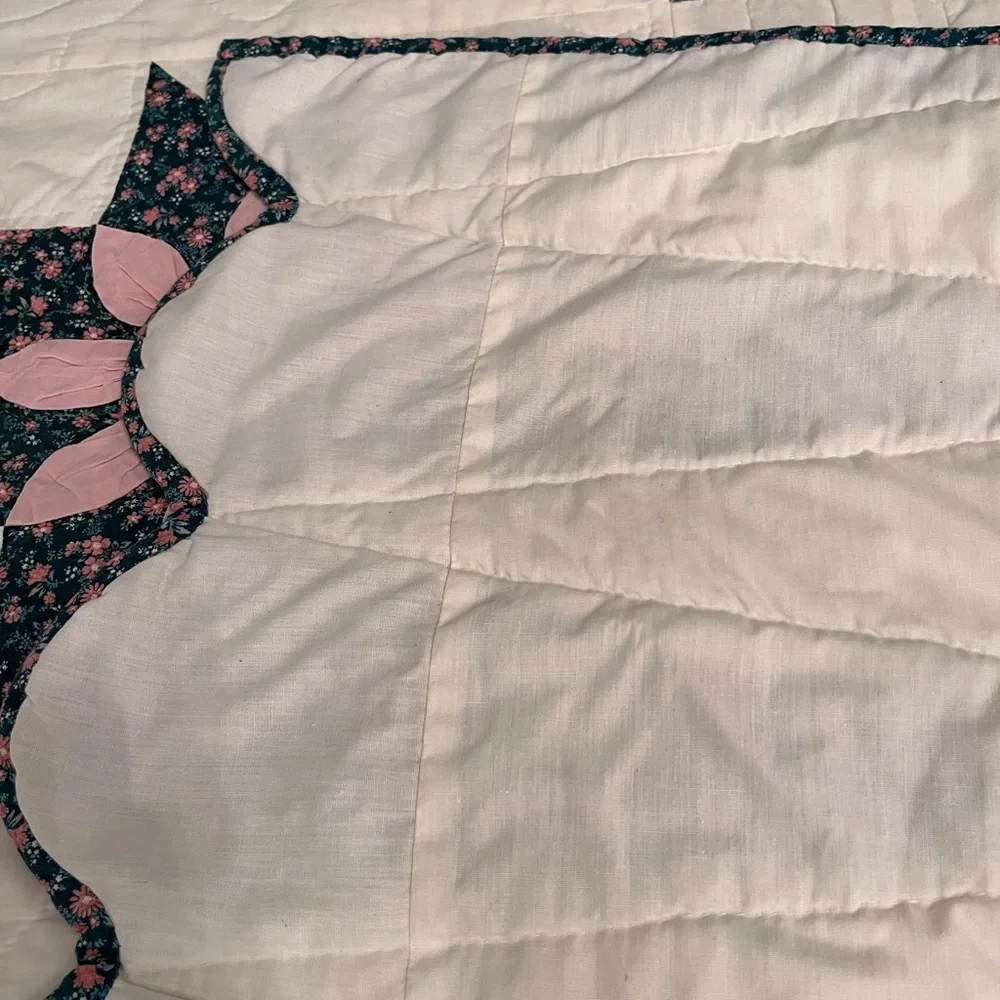 Beautiful quilt made by the Amish in Pennsylvania. In mint condition. QUEEN SIZE - Picture 6 of 9